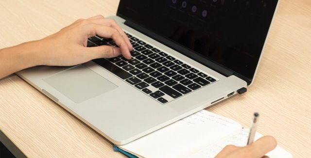 パソコンで作業をする人