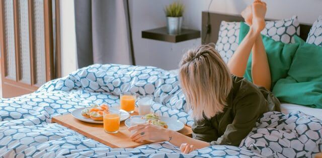 ベッドの上でリラックスする女性